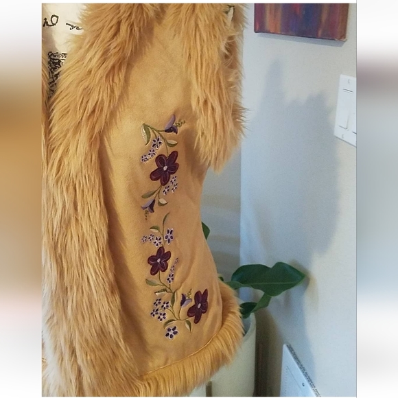VINTAGE FUR LINED, FLOWER EMBROIDERED VEST🌼 EU CONDITION - Picture 2 of 16